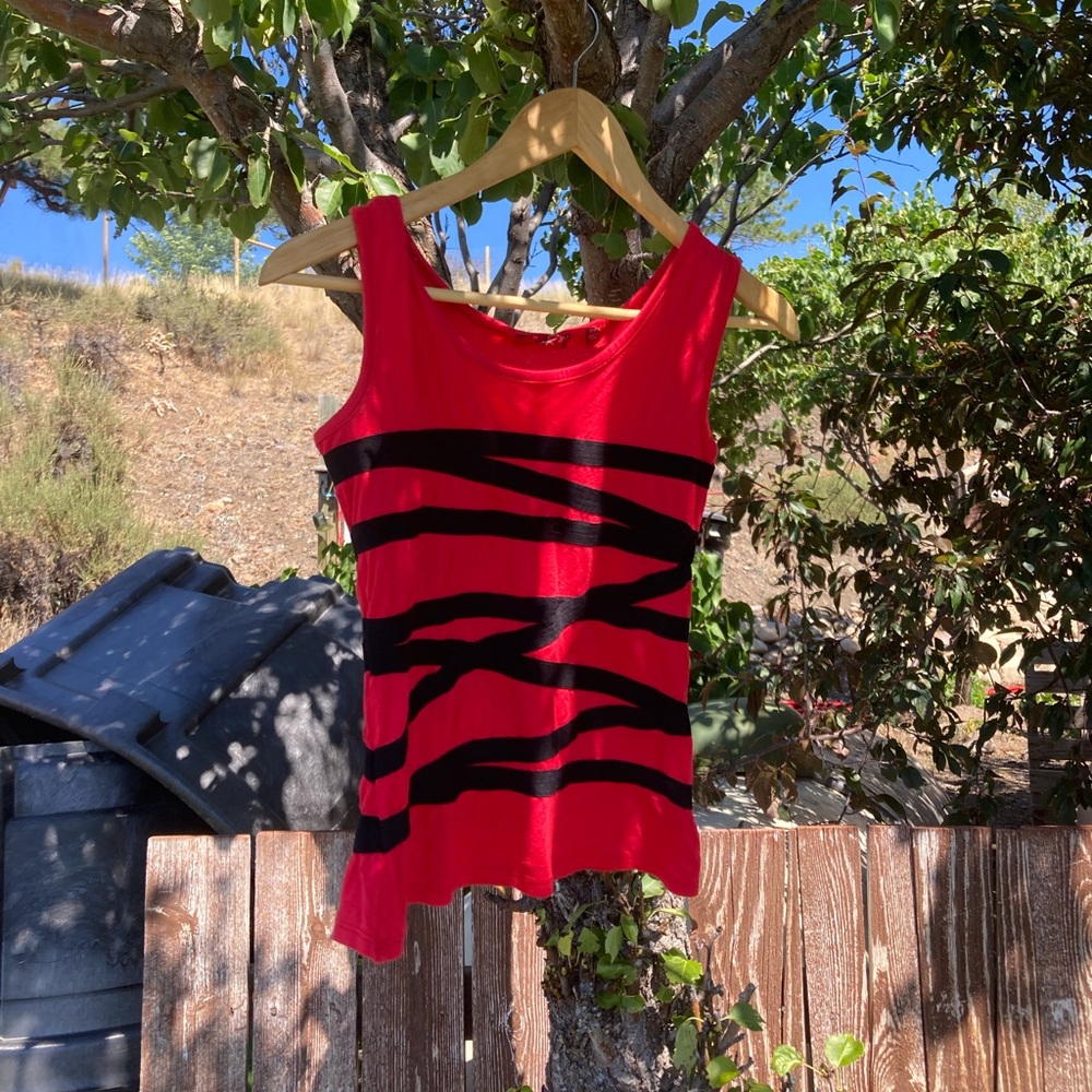 Red tank with black crisscross pattern
